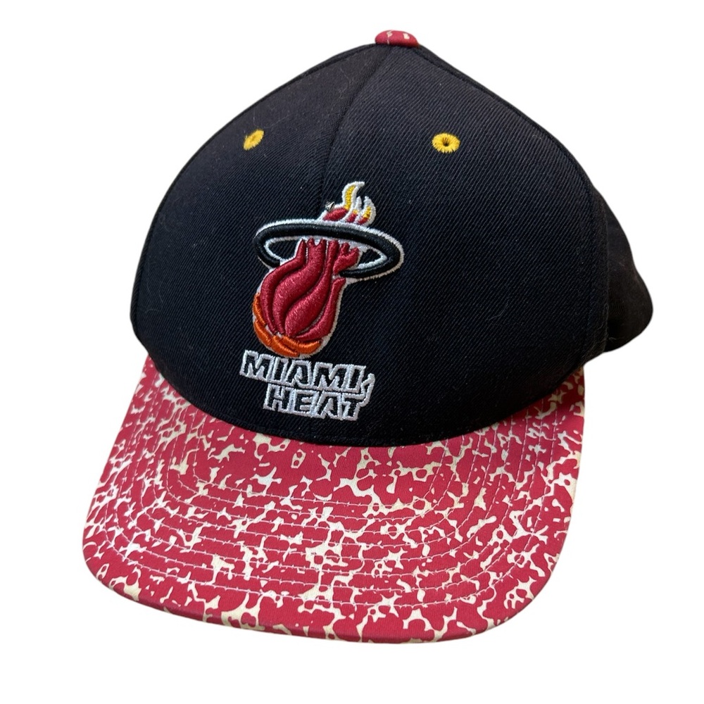 Mitchell & Ness Men's Miami Heat 5 Panel Snap Back Black/Red cap